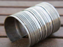 Carica l&#39;immagine nel visualizzatore di Gallery, bracciale in argento 925, lavorato artigianalmente, pezzo unico    20/28 cm circonferenza regolabile  8 cm larghezza  peso 140 gr   per info ed ulteriori foto mail info@etniko.it watshapp 0039 3338778241 facebook/instagram/pinterest : etnikobycrosato