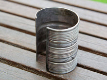 Carica l&#39;immagine nel visualizzatore di Gallery, bracciale in argento 925, lavorato artigianalmente, pezzo unico    20/28 cm circonferenza regolabile  8 cm larghezza  peso 140 gr   per info ed ulteriori foto mail info@etniko.it watshapp 0039 3338778241 facebook/instagram/pinterest : etnikobycrosato