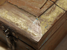 Carica l&#39;immagine nel visualizzatore di Gallery, Barber Box India, Scatole Da Barbiere Indiane In Legno Di Teak Riciclato, Dotate internamente Di Specchio E Cassettino Interno. Dimensioni 15x22xh10cm. 
