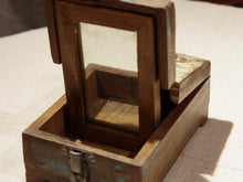 Carica l&#39;immagine nel visualizzatore di Gallery, Barber Box India, Scatole Da Barbiere Indiane In Legno Di Teak Riciclato, Dotate internamente Di Specchio E Cassettino Interno. Dimensioni 15x22xh10cm. 