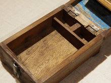 Carica l&#39;immagine nel visualizzatore di Gallery, Barber Box India, Scatole Da Barbiere Indiane In Legno Di Teak Riciclato, Dotate internamente Di Specchio E Cassettino Interno. Dimensioni 15x22xh10cm. 