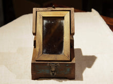 Carica l&#39;immagine nel visualizzatore di Gallery, Barber Box India, Scatole Da Barbiere Indiane In Legno Di Teak Riciclato, Dotate internamente Di Specchio E Cassettino Interno. Dimensioni 15x22xh10cm. 