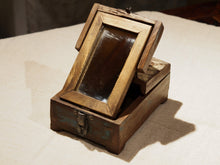 Carica l&#39;immagine nel visualizzatore di Gallery, Barber Box India, Scatole Da Barbiere Indiane In Legno Di Teak Riciclato, Dotate internamente Di Specchio E Cassettino Interno. Dimensioni 15x22xh10cm. 