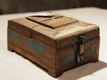Carica l&#39;immagine nel visualizzatore di Gallery, Barber Box India, Scatole Da Barbiere Indiane In Legno Di Teak Riciclato, Dotate internamente Di Specchio E Cassettino Interno. Dimensioni 15x22xh10cm. 
