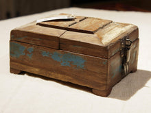 Carica l&#39;immagine nel visualizzatore di Gallery, Barber Box India, Scatole Da Barbiere Indiane In Legno Di Teak Riciclato, Dotate internamente Di Specchio E Cassettino Interno. Dimensioni 15x22xh10cm. 