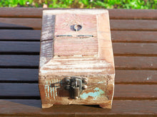 Carica l&#39;immagine nel visualizzatore di Gallery, Barber Box India, Scatole Da Barbiere Indiane In Legno Di Teak Riciclato, Dotate internamente Di Specchio E Cassettino Interno. Dimensioni 14x21xh11cm.   per ulteriori info o dettagli: info@etniko.it 0039 3338778241 ig/fb : etniko by crosato etsy : etnikobycrosato 