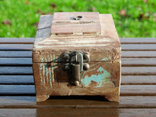 Carica l&#39;immagine nel visualizzatore di Gallery, Barber Box India, Scatole Da Barbiere Indiane In Legno Di Teak Riciclato, Dotate internamente Di Specchio E Cassettino Interno. Dimensioni 14x21xh11cm.   per ulteriori info o dettagli: info@etniko.it 0039 3338778241 ig/fb : etniko by crosato etsy : etnikobycrosato 