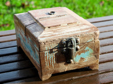 Carica l&#39;immagine nel visualizzatore di Gallery, Barber Box India, Scatole Da Barbiere Indiane In Legno Di Teak Riciclato, Dotate internamente Di Specchio E Cassettino Interno. Dimensioni 14x21xh11cm.   per ulteriori info o dettagli: info@etniko.it 0039 3338778241 ig/fb : etniko by crosato etsy : etnikobycrosato 