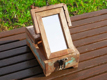 Carica l&#39;immagine nel visualizzatore di Gallery, Barber Box India, Scatole Da Barbiere Indiane In Legno Di Teak Riciclato, Dotate internamente Di Specchio E Cassettino Interno. Dimensioni 14x21xh11cm.   per ulteriori info o dettagli: info@etniko.it 0039 3338778241 ig/fb : etniko by crosato etsy : etnikobycrosato 
