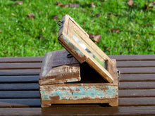 Carica l&#39;immagine nel visualizzatore di Gallery, Barber Box India, Scatole Da Barbiere Indiane In Legno Di Teak Riciclato, Dotate internamente Di Specchio E Cassettino Interno. Dimensioni 14x21xh11cm.   per ulteriori info o dettagli: info@etniko.it 0039 3338778241 ig/fb : etniko by crosato etsy : etnikobycrosato 