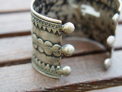 bracciale in argento 925 lavorato artigianalmente pezzo unico bracciale databile metà 900, inciso a mano senza l'utilizzo di stampi tipico disegno del nord india   23 cm circonferenza regolabile, 5 cm larghezza, peso 86 gr  per info ed ulteriori foto info@etniko.it mail 0039 3338778241 watshapp facebook, instagram, pinterest : etnikobycrosato www.etniko.it