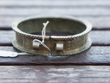 Carica l&#39;immagine nel visualizzatore di Gallery, vecchio bracciale rigido in metallo, lega di argento, rame e bronzo... databile primi 900, pezzo unico moto raro e conservato perfettamente. bracciale con incisioni tribali etniche, tutte le parti dalla catena ai pendagli sono pieni e non vuoti. lavorato interamente a mano.peso 60 gr altezza 2 cm, diametro 6.7x7cm (leggermente ovalizzato)