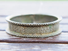 Carica l&#39;immagine nel visualizzatore di Gallery, vecchio bracciale rigido in metallo, lega di argento, rame e bronzo... databile primi 900, pezzo unico moto raro e conservato perfettamente. bracciale con incisioni tribali etniche, tutte le parti dalla catena ai pendagli sono pieni e non vuoti. lavorato interamente a mano.peso 60 gr altezza 2 cm, diametro 6.7x7cm (leggermente ovalizzato)