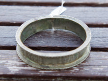 Carica l&#39;immagine nel visualizzatore di Gallery, vecchio bracciale rigido in metallo, lega di argento, rame e bronzo... databile primi 900, pezzo unico moto raro e conservato perfettamente. bracciale con incisioni tribali etniche, tutte le parti dalla catena ai pendagli sono pieni e non vuoti. lavorato interamente a mano.peso 60 gr altezza 2 cm, diametro 6.7x7cm (leggermente ovalizzato)