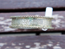 Carica l&#39;immagine nel visualizzatore di Gallery, vecchio bracciale rigido in metallo, lega di argento, rame e bronzo... databile primi 900, pezzo unico moto raro e conservato perfettamente. bracciale con incisioni tribali etniche, tutte le parti dalla catena ai pendagli sono pieni e non vuoti. lavorato interamente a mano.peso 60 gr altezza 2 cm, diametro 6.7x7cm (leggermente ovalizzato)