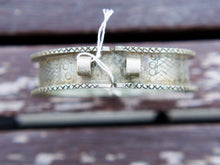 Carica l&#39;immagine nel visualizzatore di Gallery, vecchio bracciale rigido in metallo, lega di argento, rame e bronzo... databile primi 900, pezzo unico moto raro e conservato perfettamente. bracciale con incisioni tribali etniche, tutte le parti dalla catena ai pendagli sono pieni e non vuoti. lavorato interamente a mano.peso 60 gr altezza 2 cm, diametro 6.7x7cm (leggermente ovalizzato)