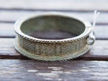 Carica l&#39;immagine nel visualizzatore di Gallery, vecchio bracciale rigido in metallo, lega di argento, rame e bronzo... databile primi 900, pezzo unico moto raro e conservato perfettamente. bracciale con incisioni tribali etniche, tutte le parti dalla catena ai pendagli sono pieni e non vuoti. lavorato interamente a mano.peso 60 gr altezza 2 cm, diametro 6.7x7cm (leggermente ovalizzato)