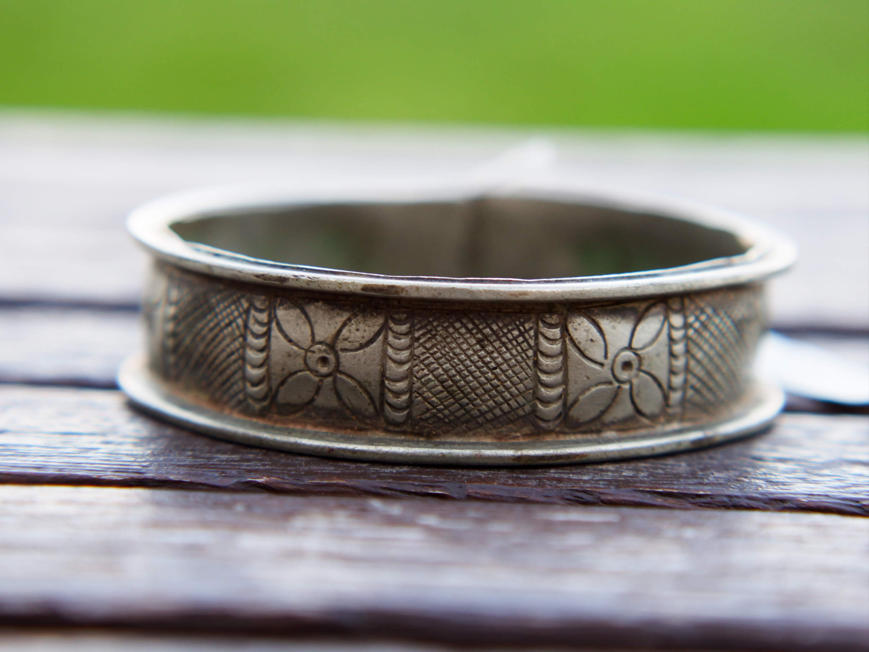 vecchio bracciale rigido in metallo, lega di argento, rame e bronzo... databile primi 900, pezzo unico moto raro e conservato perfettamente. bracciale con incisioni tribali etniche, tutte le parti dalla catena ai pendagli sono pieni e non vuoti. lavorato interamente a mano.peso 39 gr altezza 2 cm, diametro 6.5