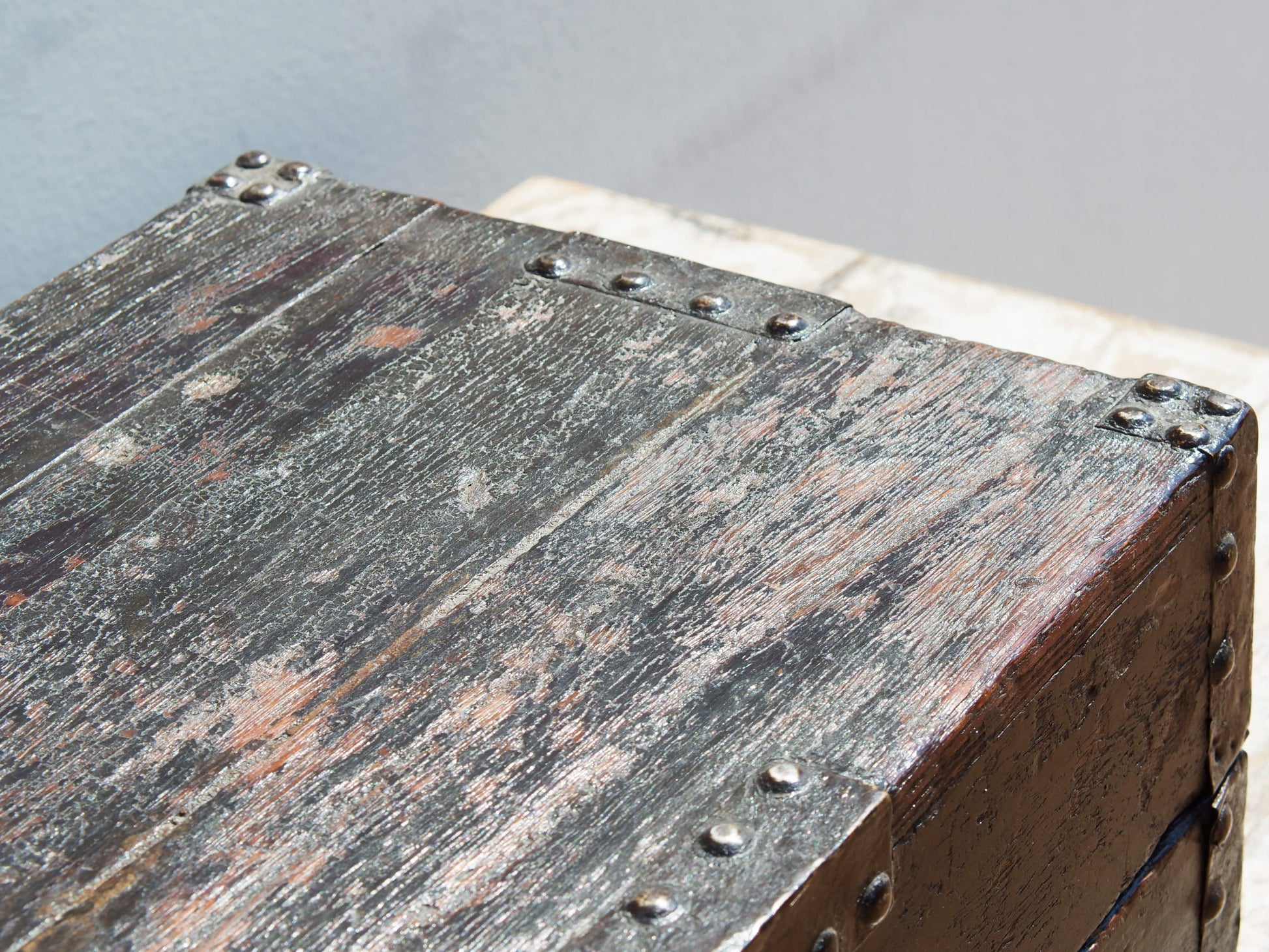 Box Cina proveniente dalla zona di Pechino, spesso utilizzato per portare servizi da the o alimenti. In legno di olmo laccato con dettagli in metallo, é perfettamente integro ed originale, nessun elemento è stato rifatto o sostituito, tutte le parti in metallo sono autentiche e costruite artigianalmente, costruito ad incastro. Databile prima metà '900.   Dimensioni 55x32  h20cm   per info ed ulteriori foto info@etniko.it 0039 3338778241 facebook / instagram : etnikobycrosato