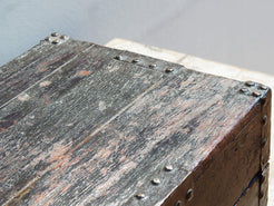 Box Cina proveniente dalla zona di Pechino, spesso utilizzato per portare servizi da the o alimenti. In legno di olmo laccato con dettagli in metallo, é perfettamente integro ed originale, nessun elemento è stato rifatto o sostituito, tutte le parti in metallo sono autentiche e costruite artigianalmente, costruito ad incastro. Databile prima metà '900.   Dimensioni 55x32  h20cm   per info ed ulteriori foto info@etniko.it 0039 3338778241 facebook / instagram : etnikobycrosato