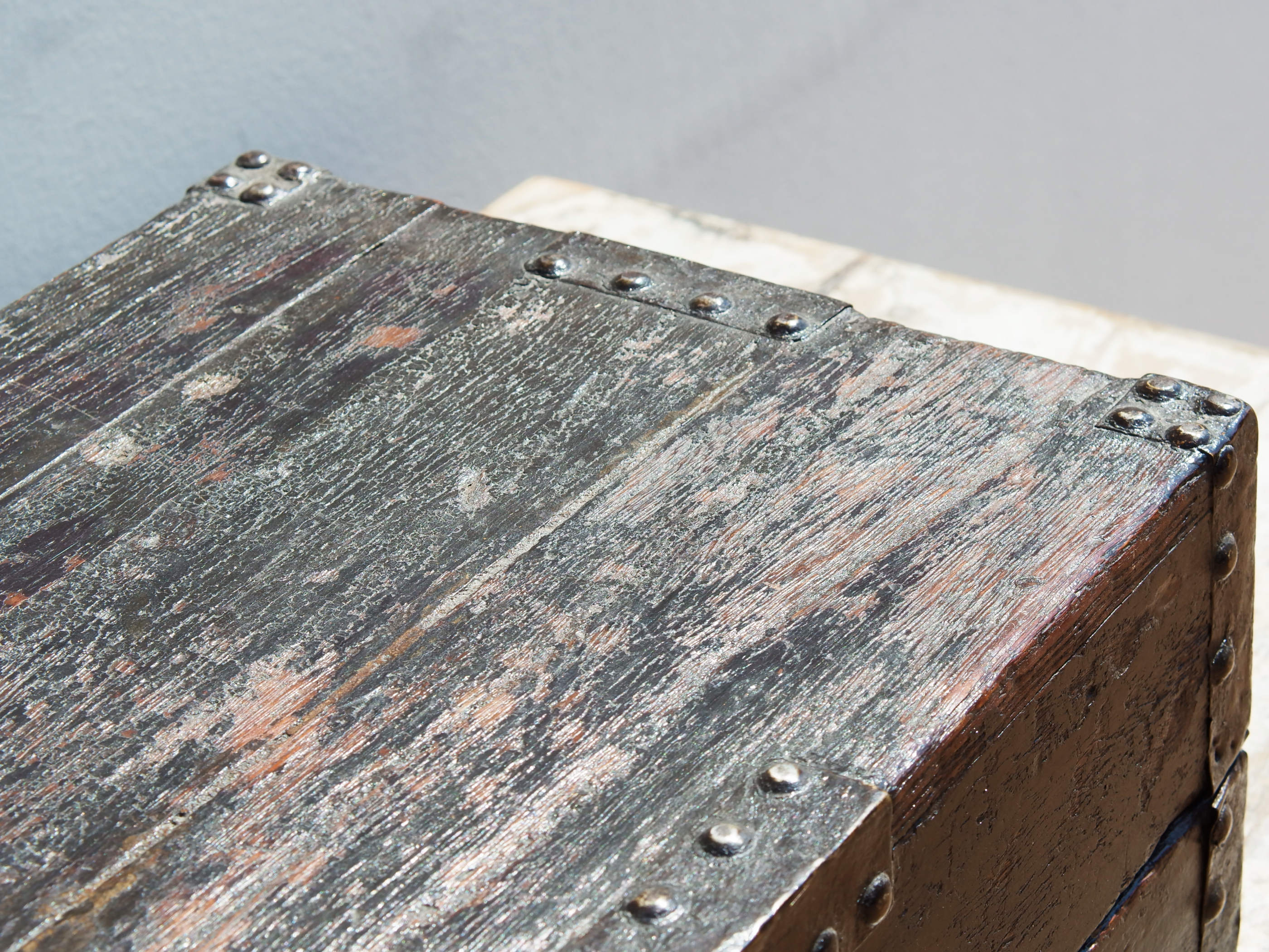 Box Cina proveniente dalla zona di Pechino, spesso utilizzato per portare servizi da the o alimenti. In legno di olmo laccato con dettagli in metallo, é perfettamente integro ed originale, nessun elemento è stato rifatto o sostituito, tutte le parti in metallo sono autentiche e costruite artigianalmente, costruito ad incastro. Databile prima metà '900.   Dimensioni 55x32  h20cm   per info ed ulteriori foto info@etniko.it 0039 3338778241 facebook / instagram : etnikobycrosato