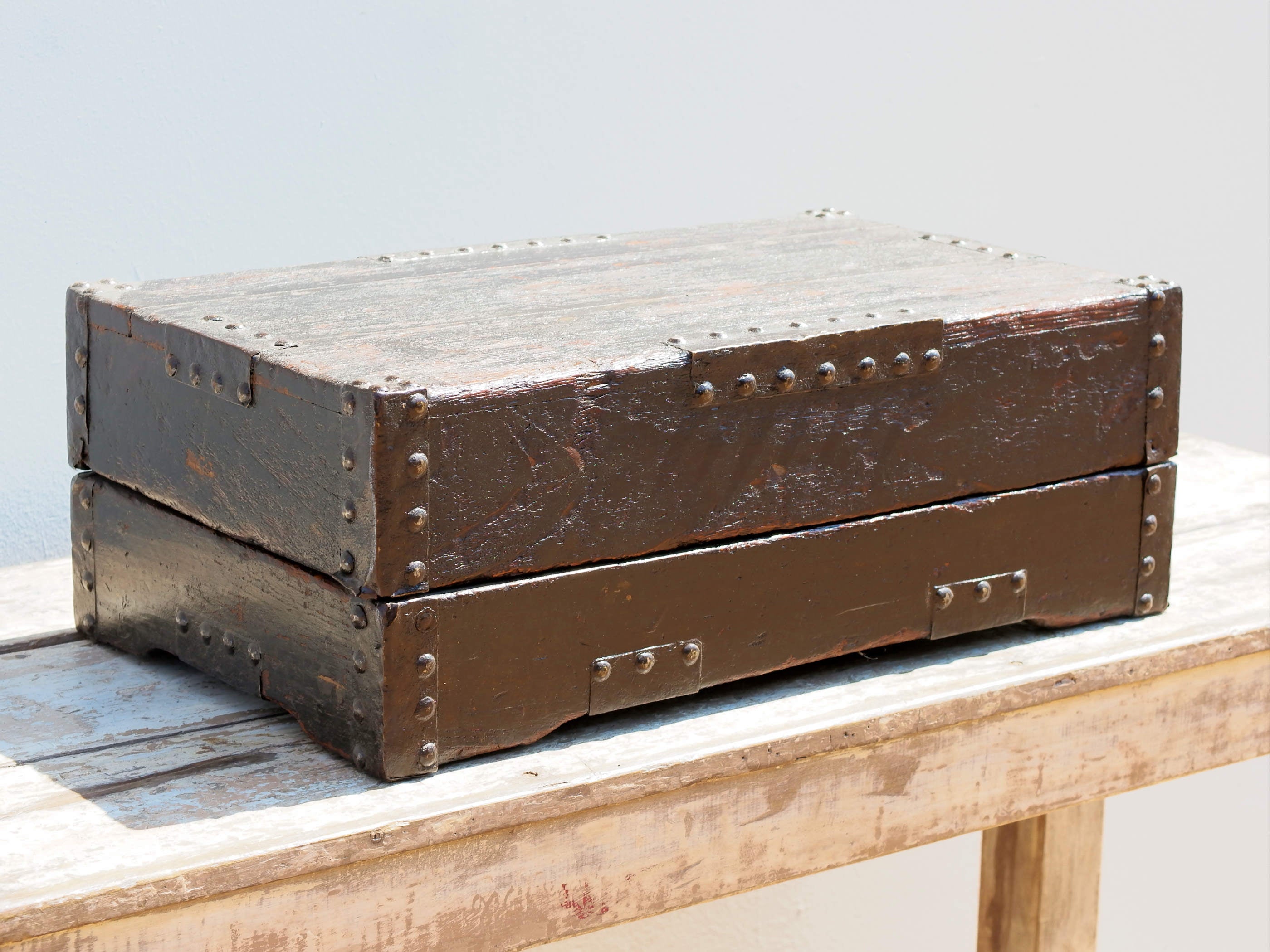 Box Cina proveniente dalla zona di Pechino, spesso utilizzato per portare servizi da the o alimenti. In legno di olmo laccato con dettagli in metallo, é perfettamente integro ed originale, nessun elemento è stato rifatto o sostituito, tutte le parti in metallo sono autentiche e costruite artigianalmente, costruito ad incastro. Databile prima metà '900.   Dimensioni 55x32  h20cm   per info ed ulteriori foto info@etniko.it 0039 3338778241 facebook / instagram : etnikobycrosato
