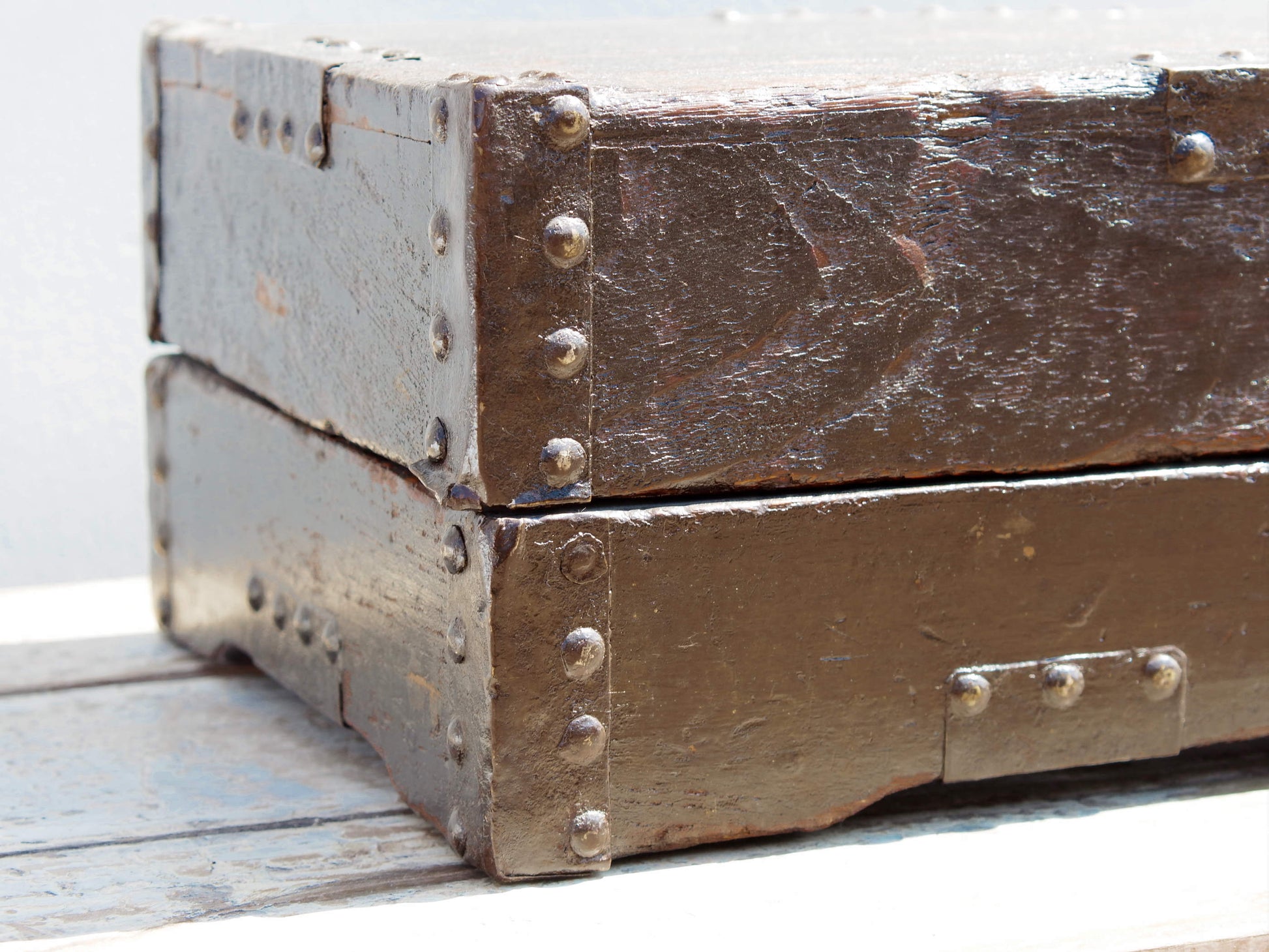 Box Cina proveniente dalla zona di Pechino, spesso utilizzato per portare servizi da the o alimenti. In legno di olmo laccato con dettagli in metallo, é perfettamente integro ed originale, nessun elemento è stato rifatto o sostituito, tutte le parti in metallo sono autentiche e costruite artigianalmente, costruito ad incastro. Databile prima metà '900.   Dimensioni 55x32  h20cm   per info ed ulteriori foto info@etniko.it 0039 3338778241 facebook / instagram : etnikobycrosato