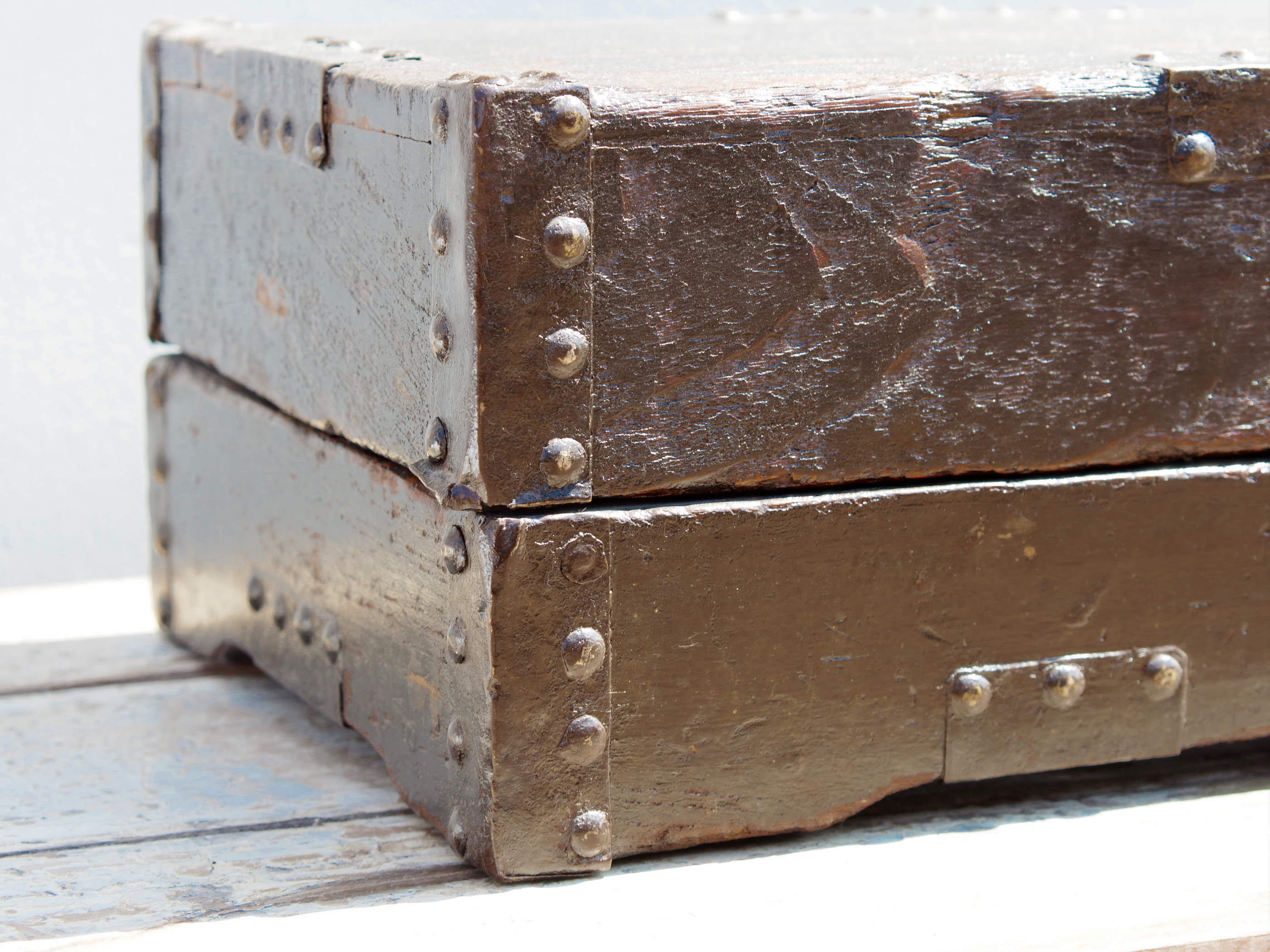 Box Cina proveniente dalla zona di Pechino, spesso utilizzato per portare servizi da the o alimenti. In legno di olmo laccato con dettagli in metallo, é perfettamente integro ed originale, nessun elemento è stato rifatto o sostituito, tutte le parti in metallo sono autentiche e costruite artigianalmente, costruito ad incastro. Databile prima metà '900.   Dimensioni 55x32  h20cm   per info ed ulteriori foto info@etniko.it 0039 3338778241 facebook / instagram : etnikobycrosato