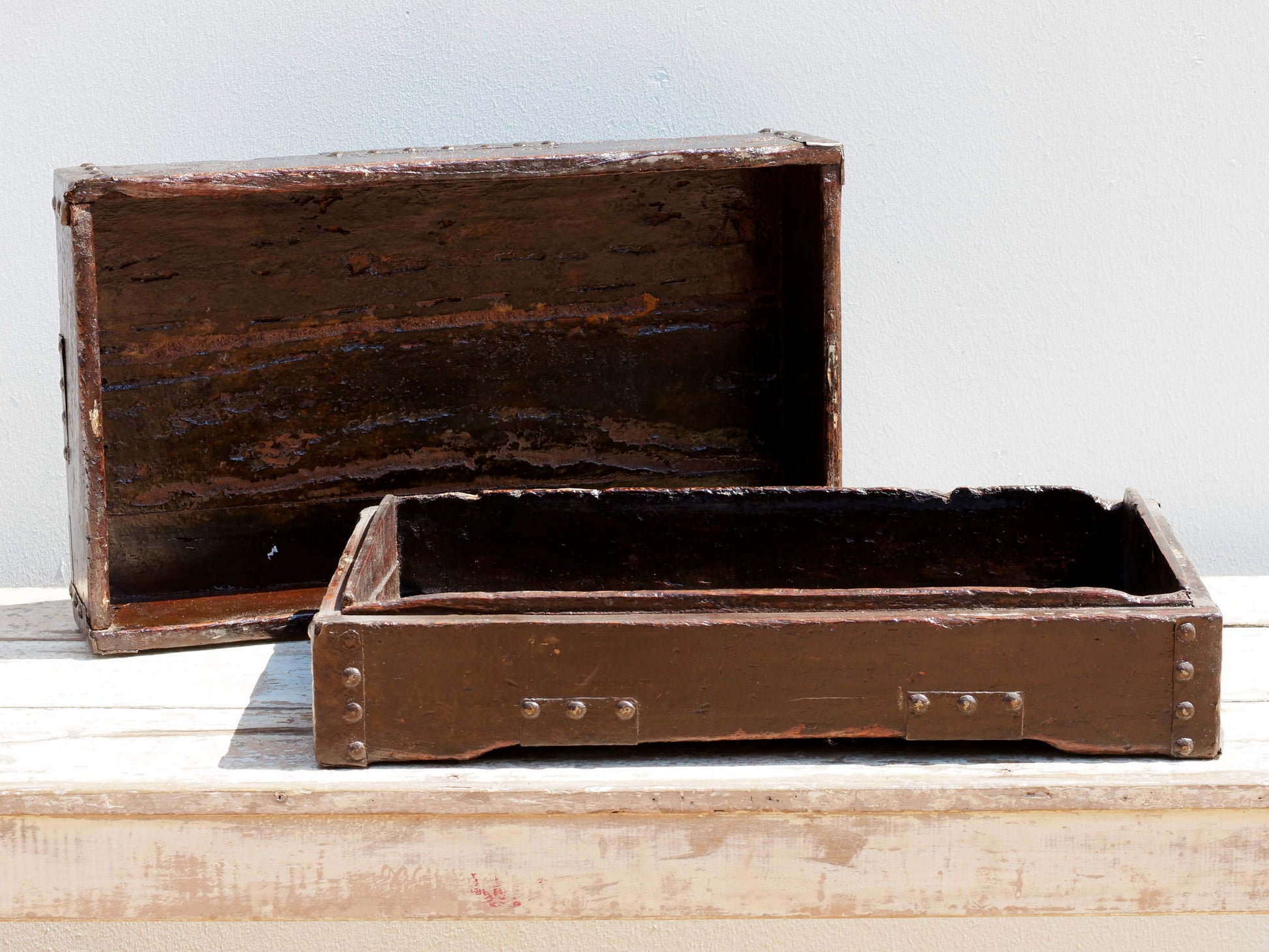 Box Cina proveniente dalla zona di Pechino, spesso utilizzato per portare servizi da the o alimenti. In legno di olmo laccato con dettagli in metallo, é perfettamente integro ed originale, nessun elemento è stato rifatto o sostituito, tutte le parti in metallo sono autentiche e costruite artigianalmente, costruito ad incastro. Databile prima metà '900.   Dimensioni 55x32  h20cm   per info ed ulteriori foto info@etniko.it 0039 3338778241 facebook / instagram : etnikobycrosato
