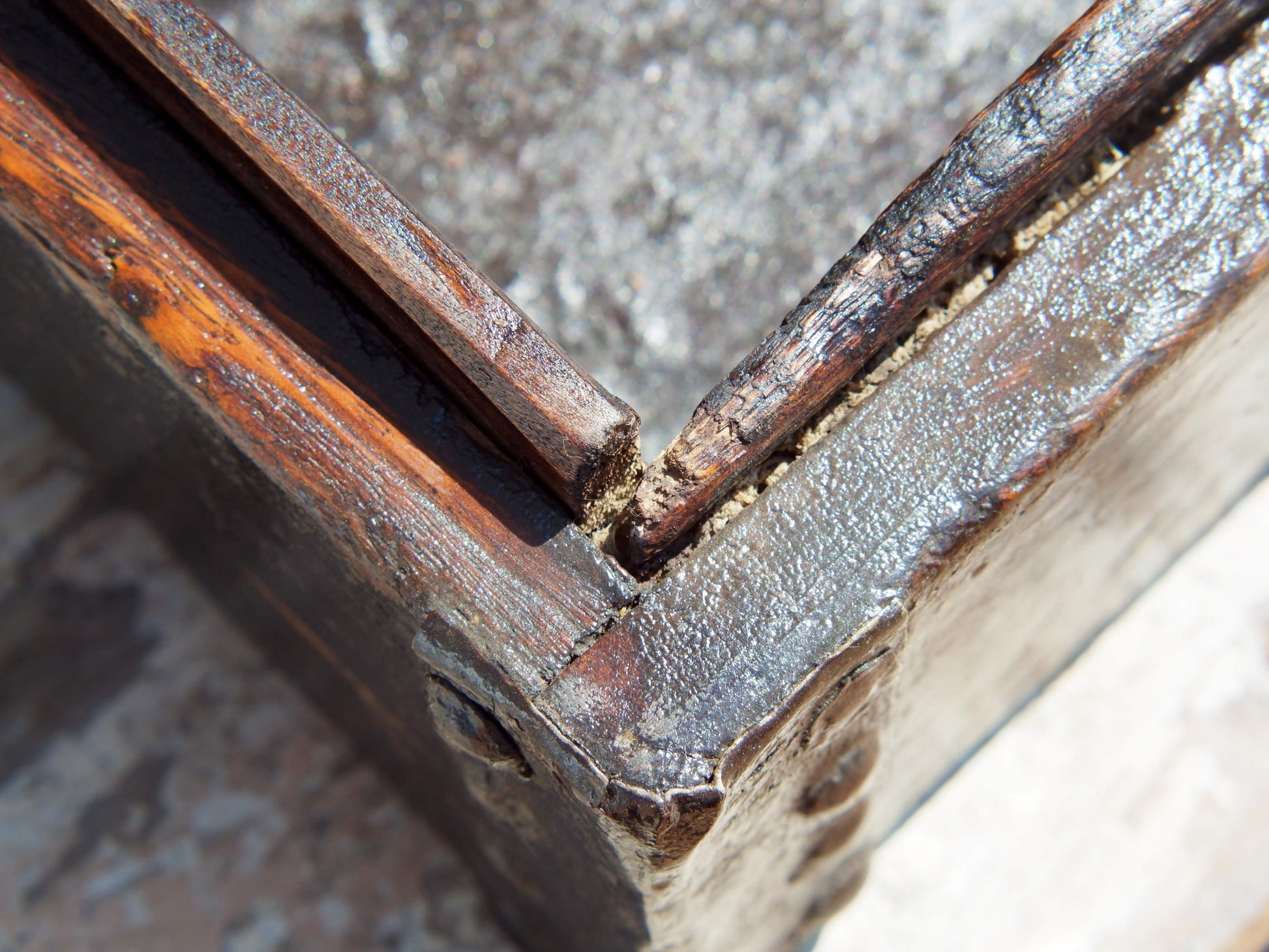 Box Cina proveniente dalla zona di Pechino, spesso utilizzato per portare servizi da the o alimenti. In legno di olmo laccato con dettagli in metallo, é perfettamente integro ed originale, nessun elemento è stato rifatto o sostituito, tutte le parti in metallo sono autentiche e costruite artigianalmente, costruito ad incastro. Databile prima metà '900.   Dimensioni 55x32  h20cm   per info ed ulteriori foto info@etniko.it 0039 3338778241 facebook / instagram : etnikobycrosato