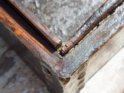 Box Cina proveniente dalla zona di Pechino, spesso utilizzato per portare servizi da the o alimenti. In legno di olmo laccato con dettagli in metallo, é perfettamente integro ed originale, nessun elemento è stato rifatto o sostituito, tutte le parti in metallo sono autentiche e costruite artigianalmente, costruito ad incastro. Databile prima metà '900.   Dimensioni 55x32  h20cm   per info ed ulteriori foto info@etniko.it 0039 3338778241 facebook / instagram : etnikobycrosato