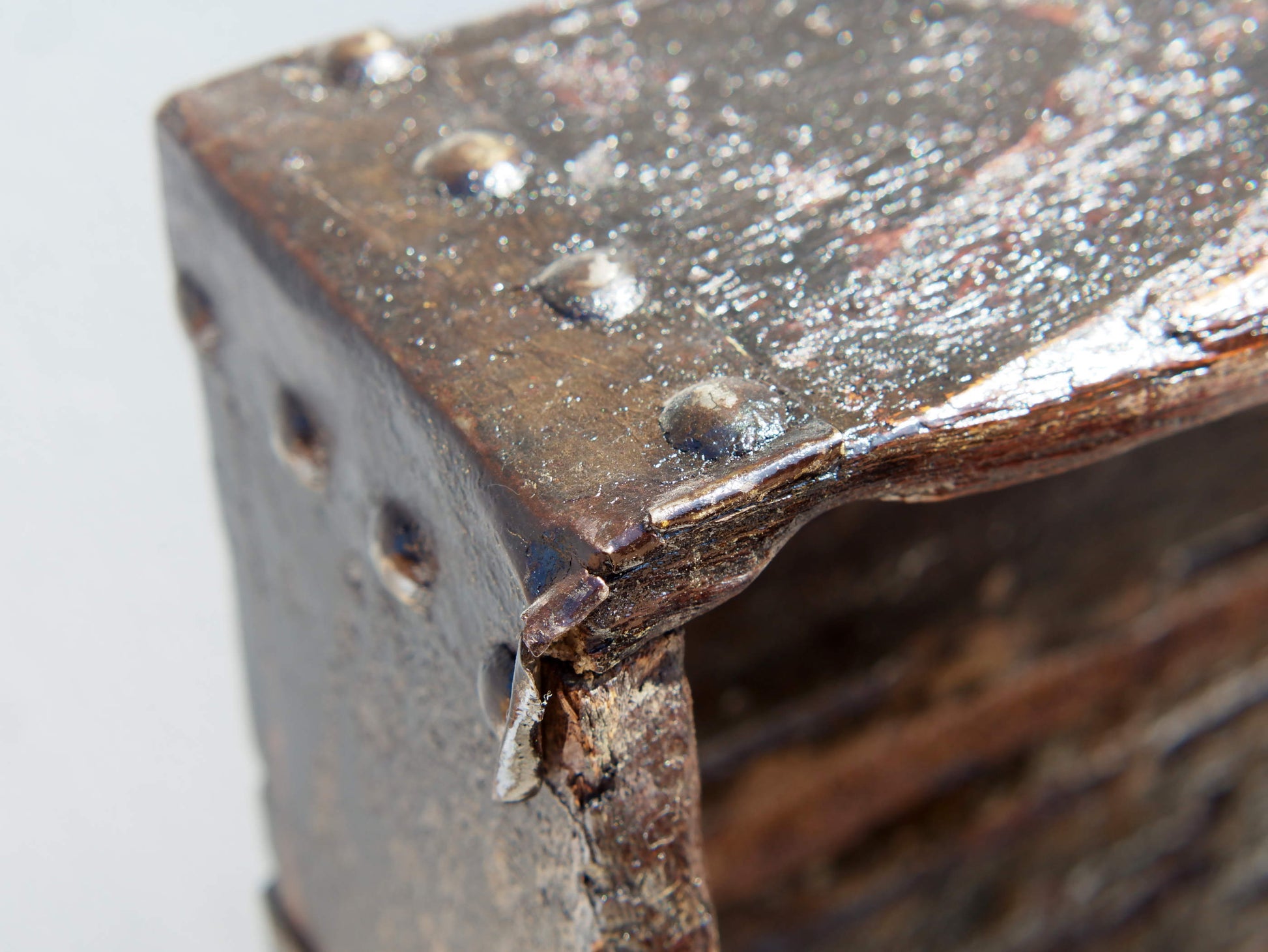 Box Cina proveniente dalla zona di Pechino, spesso utilizzato per portare servizi da the o alimenti. In legno di olmo laccato con dettagli in metallo, é perfettamente integro ed originale, nessun elemento è stato rifatto o sostituito, tutte le parti in metallo sono autentiche e costruite artigianalmente, costruito ad incastro. Databile prima metà '900.   Dimensioni 55x32  h20cm   per info ed ulteriori foto info@etniko.it 0039 3338778241 facebook / instagram : etnikobycrosato