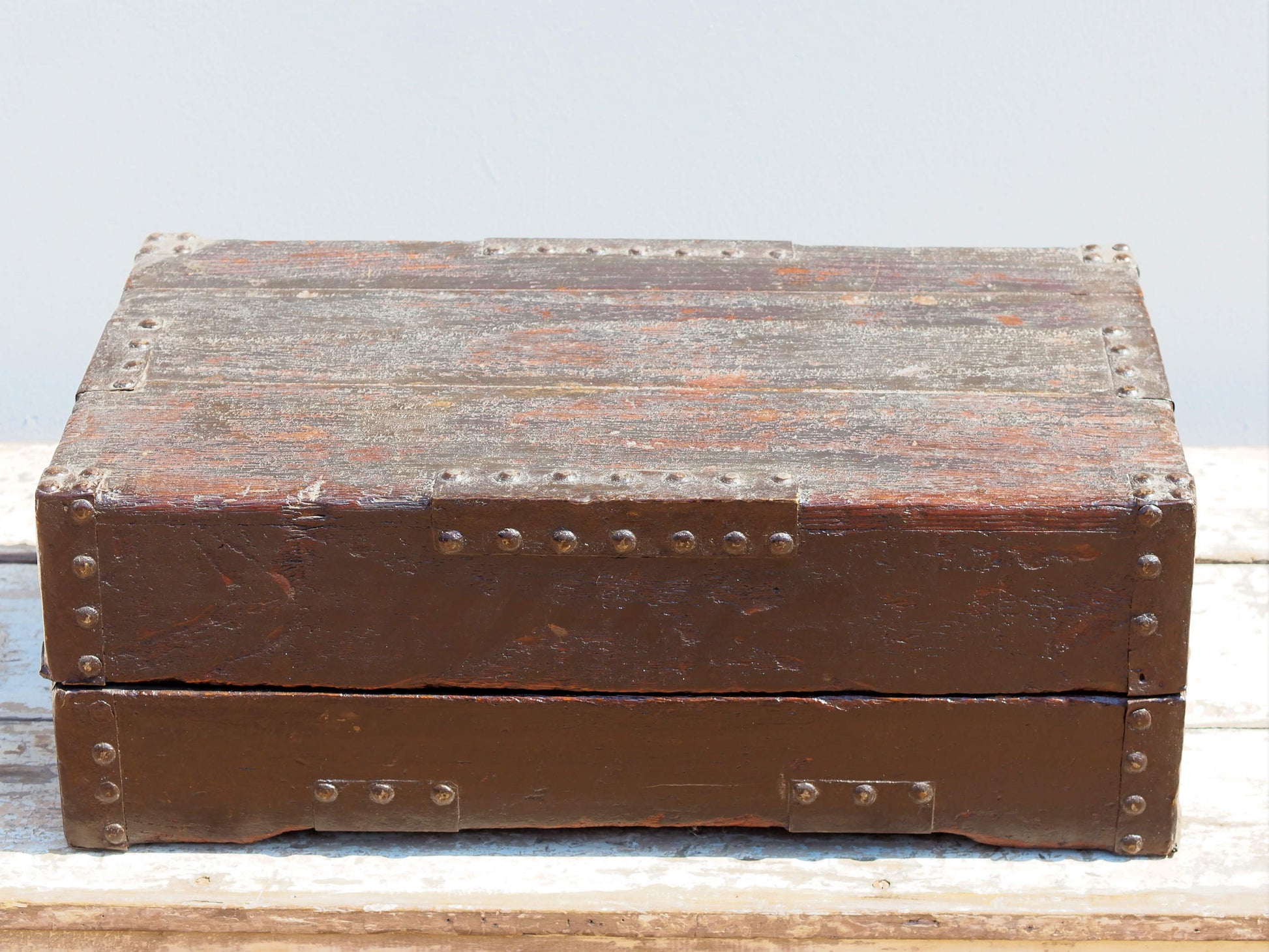 Box Cina proveniente dalla zona di Pechino, spesso utilizzato per portare servizi da the o alimenti. In legno di olmo laccato con dettagli in metallo, é perfettamente integro ed originale, nessun elemento è stato rifatto o sostituito, tutte le parti in metallo sono autentiche e costruite artigianalmente, costruito ad incastro. Databile prima metà '900.   Dimensioni 55x32  h20cm   per info ed ulteriori foto info@etniko.it 0039 3338778241 facebook / instagram : etnikobycrosato