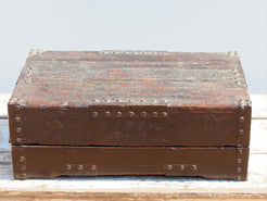 Box Cina proveniente dalla zona di Pechino, spesso utilizzato per portare servizi da the o alimenti. In legno di olmo laccato con dettagli in metallo, é perfettamente integro ed originale, nessun elemento è stato rifatto o sostituito, tutte le parti in metallo sono autentiche e costruite artigianalmente, costruito ad incastro. Databile prima metà '900.   Dimensioni 55x32  h20cm   per info ed ulteriori foto info@etniko.it 0039 3338778241 facebook / instagram : etnikobycrosato