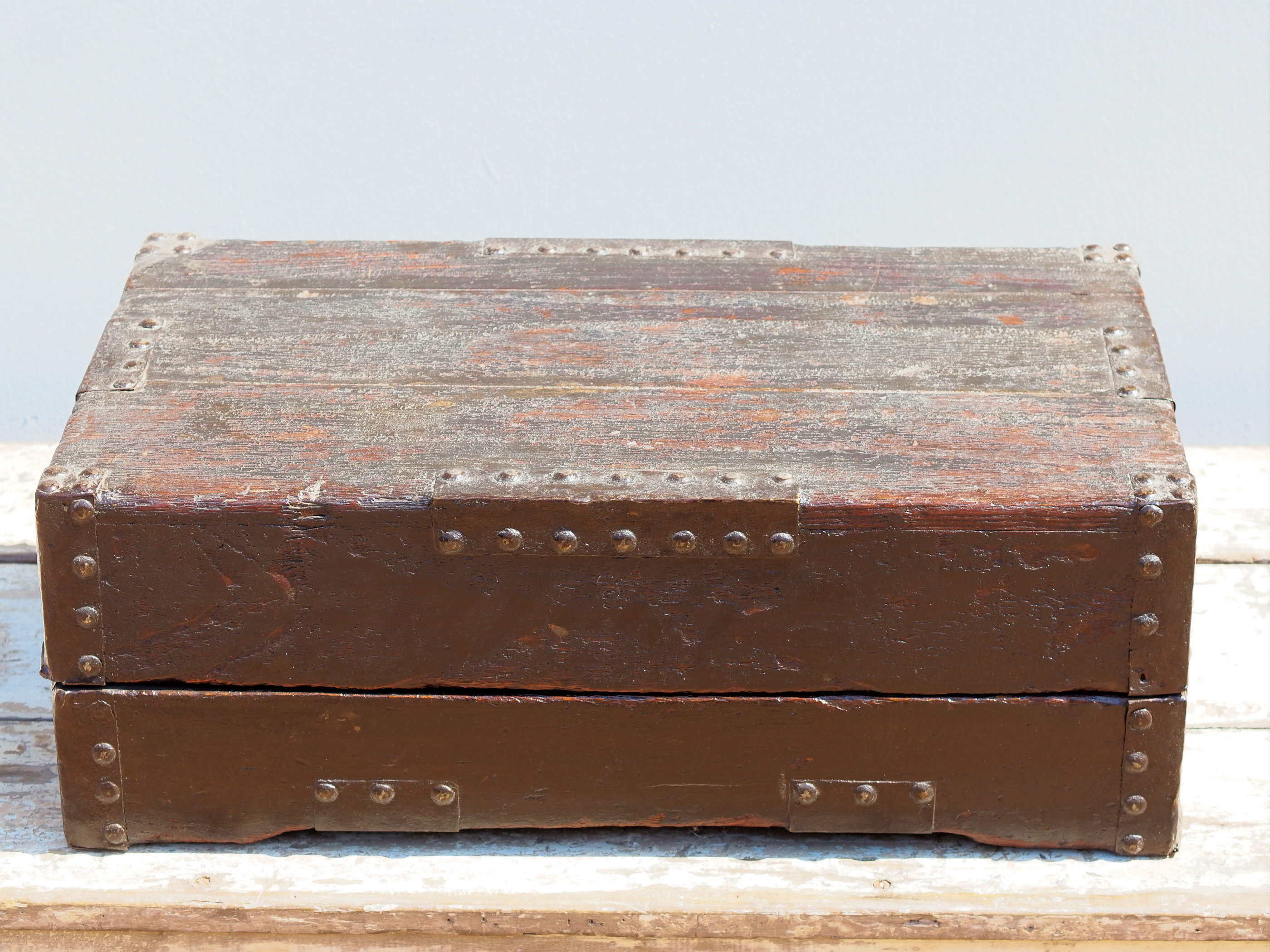 Box Cina proveniente dalla zona di Pechino, spesso utilizzato per portare servizi da the o alimenti. In legno di olmo laccato con dettagli in metallo, é perfettamente integro ed originale, nessun elemento è stato rifatto o sostituito, tutte le parti in metallo sono autentiche e costruite artigianalmente, costruito ad incastro. Databile prima metà '900.   Dimensioni 55x32  h20cm   per info ed ulteriori foto info@etniko.it 0039 3338778241 facebook / instagram : etnikobycrosato