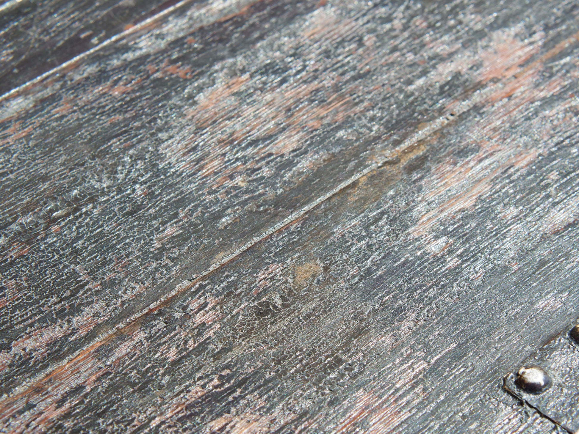 Box Cina proveniente dalla zona di Pechino, spesso utilizzato per portare servizi da the o alimenti. In legno di olmo laccato con dettagli in metallo, é perfettamente integro ed originale, nessun elemento è stato rifatto o sostituito, tutte le parti in metallo sono autentiche e costruite artigianalmente, costruito ad incastro. Databile prima metà '900.   Dimensioni 55x32  h20cm   per info ed ulteriori foto info@etniko.it 0039 3338778241 facebook / instagram : etnikobycrosato