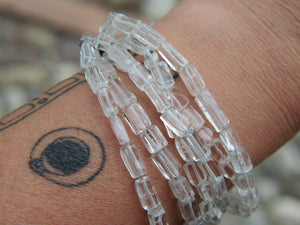 bracciale indiano multifilo fatto a mano con cristallo di rocca, pezzo unico. alcune caratteristiche di questa pietra..lunghezza 18 cm, larghezza 2,5 cm, peso 35 grammi 
