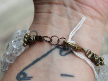 Carica l&#39;immagine nel visualizzatore di Gallery, bracciale indiano multifilo fatto a mano con cristallo di rocca, pezzo unico. alcune caratteristiche di questa pietra..lunghezza 18 cm, larghezza 2,5 cm, peso 35 grammi 