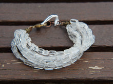 Carica l&#39;immagine nel visualizzatore di Gallery, bracciale indiano multifilo fatto a mano con cristallo di rocca, pezzo unico. alcune caratteristiche di questa pietra..lunghezza 18 cm, larghezza 2,5 cm, peso 35 grammi 