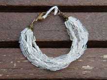 Carica l&#39;immagine nel visualizzatore di Gallery, bracciale indiano multifilo fatto a mano con cristallo di rocca, pezzo unico. alcune caratteristiche di questa pietra..lunghezza 18 cm, larghezza 2,5 cm, peso 35 grammi 