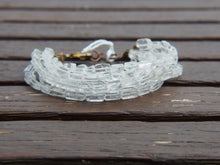 Carica l&#39;immagine nel visualizzatore di Gallery, bracciale indiano multifilo fatto a mano con cristallo di rocca, pezzo unico. alcune caratteristiche di questa pietra..lunghezza 18 cm, larghezza 2,5 cm, peso 35 grammi 