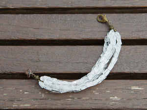 bracciale indiano multifilo fatto a mano con cristallo di rocca, pezzo unico. alcune caratteristiche di questa pietra..lunghezza 18 cm, larghezza 2,5 cm, peso 35 grammi 