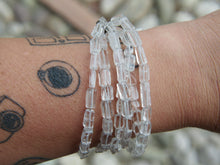 Carica l&#39;immagine nel visualizzatore di Gallery, bracciale indiano multifilo fatto a mano con cristallo di rocca, pezzo unico. alcune caratteristiche di questa pietra..lunghezza 18 cm, larghezza 2,5 cm, peso 35 grammi 