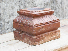 Carica l&#39;immagine nel visualizzatore di Gallery, Portacandele creato con la base di una vecchia colonna in legno di teak indiano. Tronco unico di teak massello.  dimensioni 23x23 h23cm     contattare per info o ulteriori foto mail info@etniko.it watshapp 0039 3338778241 fb/ig : etnikobycrosato