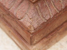 Carica l&#39;immagine nel visualizzatore di Gallery, Portacandele creato con la base di una vecchia colonna in legno di teak indiano. Tronco unico di teak massello.  dimensioni 23x23 h23cm     contattare per info o ulteriori foto mail info@etniko.it watshapp 0039 3338778241 fb/ig : etnikobycrosato