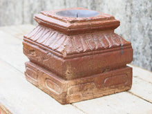 Carica l&#39;immagine nel visualizzatore di Gallery, Portacandele creato con la base di una vecchia colonna in legno di teak indiano. Tronco unico di teak massello.  dimensioni 23x23 h23cm     contattare per info o ulteriori foto mail info@etniko.it watshapp 0039 3338778241 fb/ig : etnikobycrosato