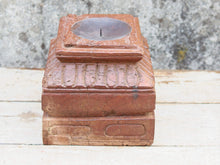 Carica l&#39;immagine nel visualizzatore di Gallery, Portacandele creato con la base di una vecchia colonna in legno di teak indiano. Tronco unico di teak massello.  dimensioni 23x23 h23cm     contattare per info o ulteriori foto mail info@etniko.it watshapp 0039 3338778241 fb/ig : etnikobycrosato