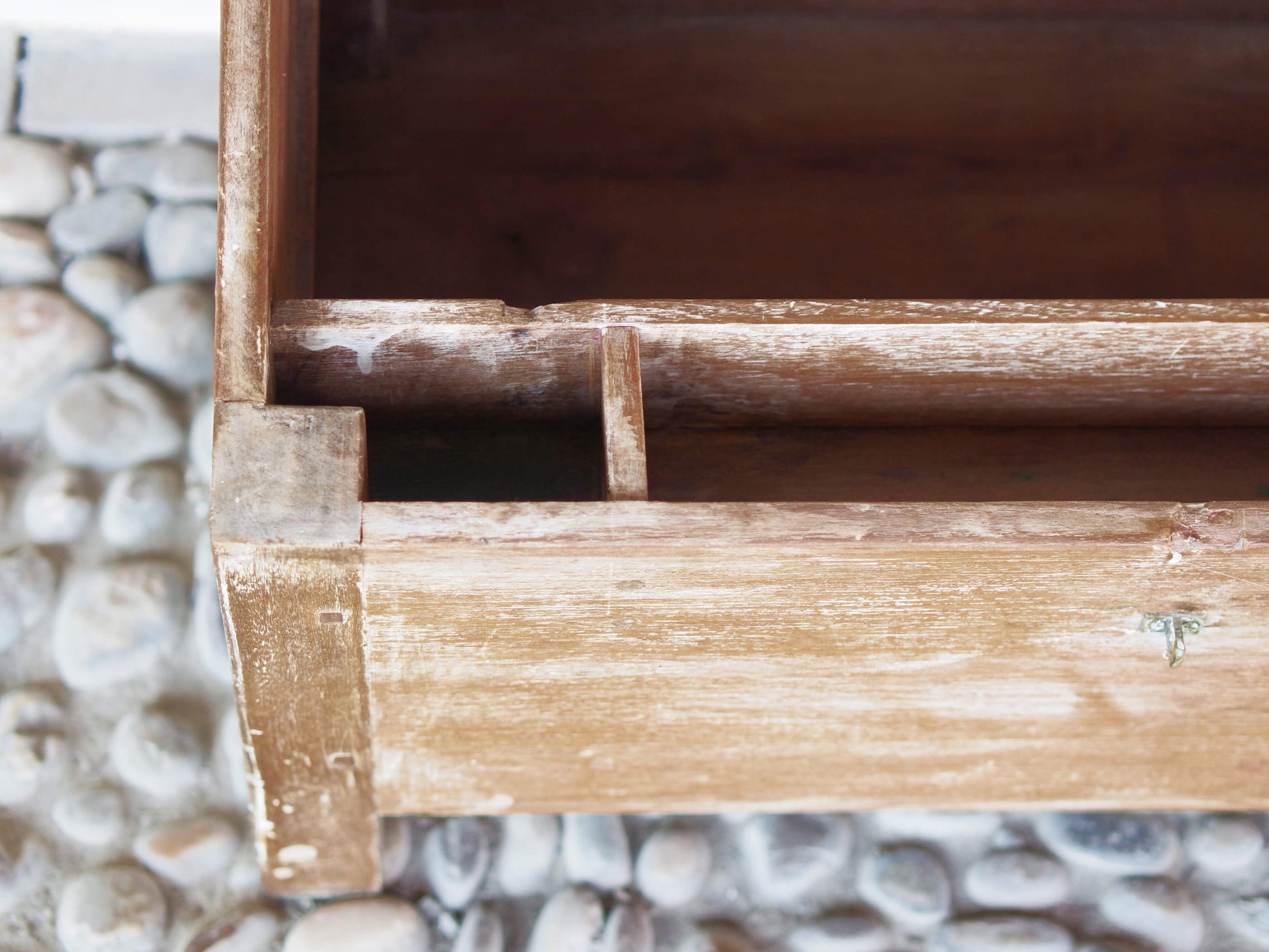Baule di provenienza Indiana in stile coloniale databile primi 900, in legno di teak con scomparti interni. Originale in ogni sua parte, nessun elemento è stato rifatto o sostiruito. Piano leggermente inclinato.   Dimensioni 63x39 h 37/30cm.   per info ed ulteriori foto mail info@etniko.it watshapp 0039 3338778241 visitate il catalogo su www.etniko.t facebook / instagram/ pinterest : etnikobycrosato