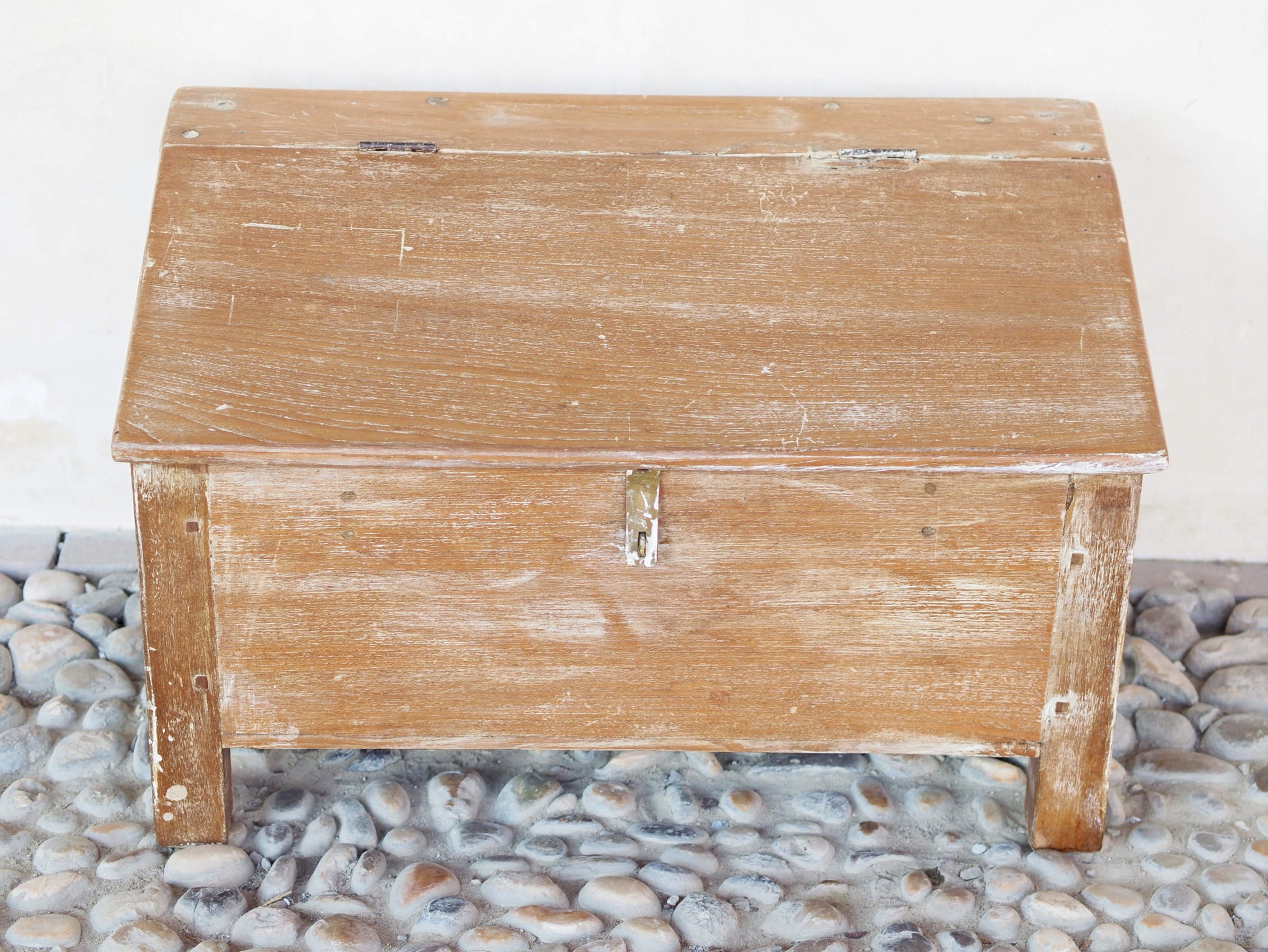 Baule di provenienza Indiana in stile coloniale databile primi 900, in legno di teak con scomparti interni. Originale in ogni sua parte, nessun elemento è stato rifatto o sostiruito. Piano leggermente inclinato.   Dimensioni 63x39 h 37/30cm.   per info ed ulteriori foto mail info@etniko.it watshapp 0039 3338778241 visitate il catalogo su www.etniko.t facebook / instagram/ pinterest : etnikobycrosato