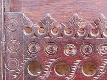Carica l&#39;immagine nel visualizzatore di Gallery, piccolo baule Indiano in legno di rosa e teak, lavorato all&#39;interno con piccoli scomparti e cassettini, inciso finemente  impiegate in origine dagli inglesi per i continui spostamenti per contenere spezie, trucco e gioielli di uso giornaliero  pezzo interamente originale, perfettamente integro e di difficile reperibilità  dimensioni 48x32  h 19 cm   per info ed ulteriori foto watshapp 0039 3338778241 mail info@etniko.it facebook / instagram / pinterest : etnikobycrosato